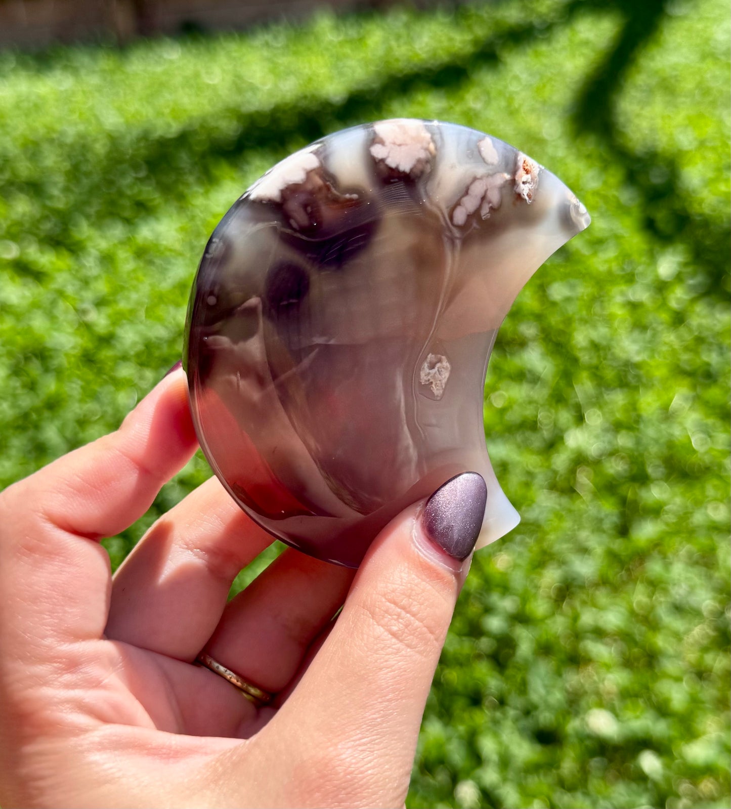 Dyed black flower agate moon carving