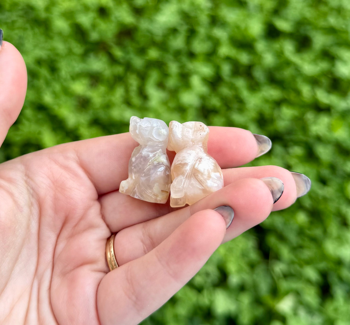 Flower agate dog carvings