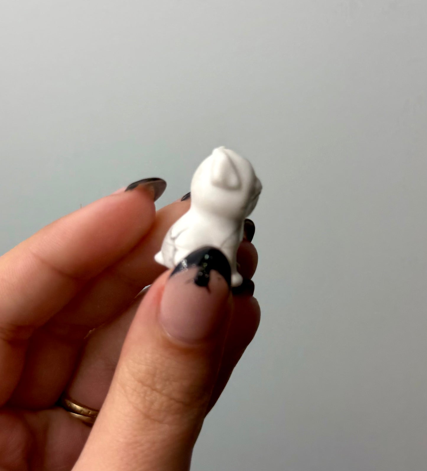 Howlite dog carving