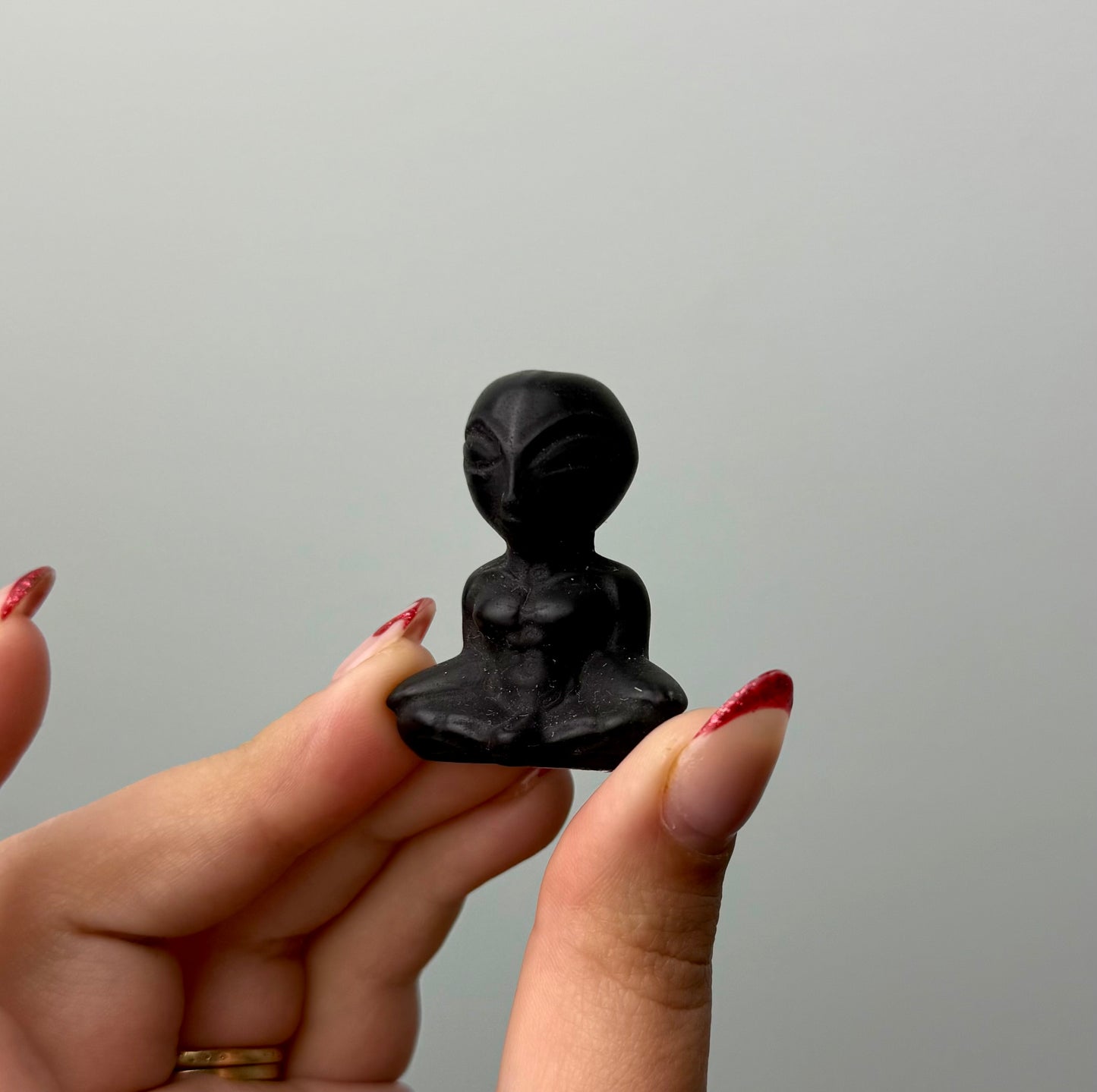 Obsidian alien carving