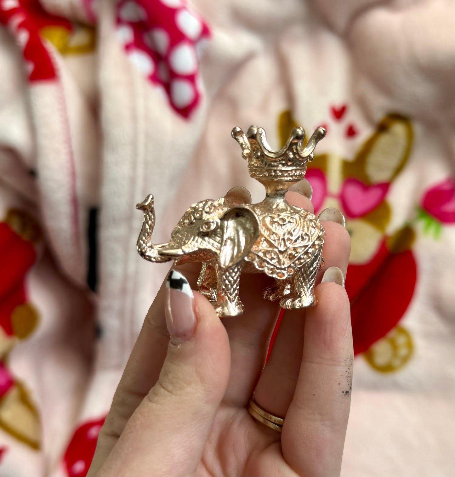 Rose gold elephant sphere stand