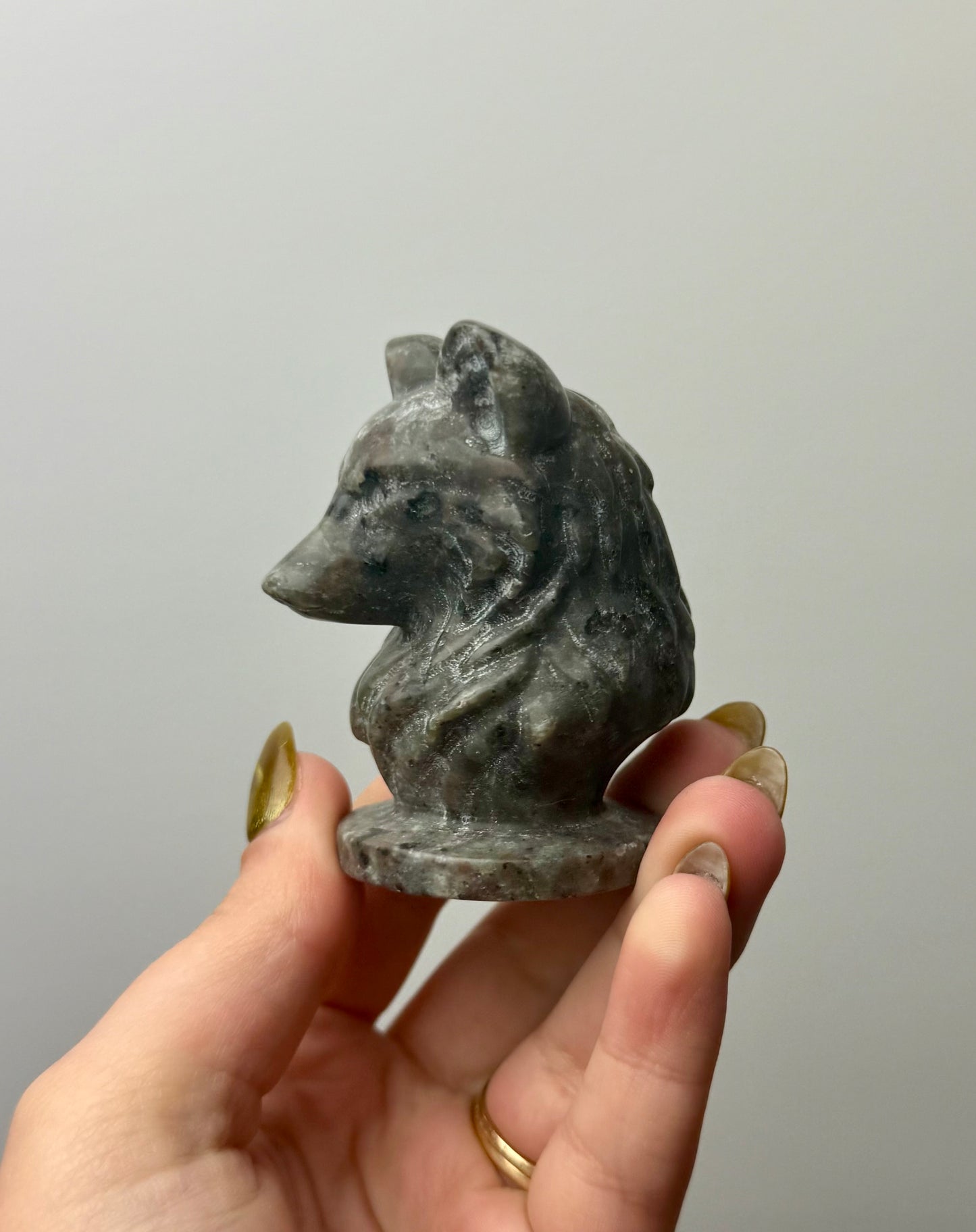 Yooperlite wolf carving