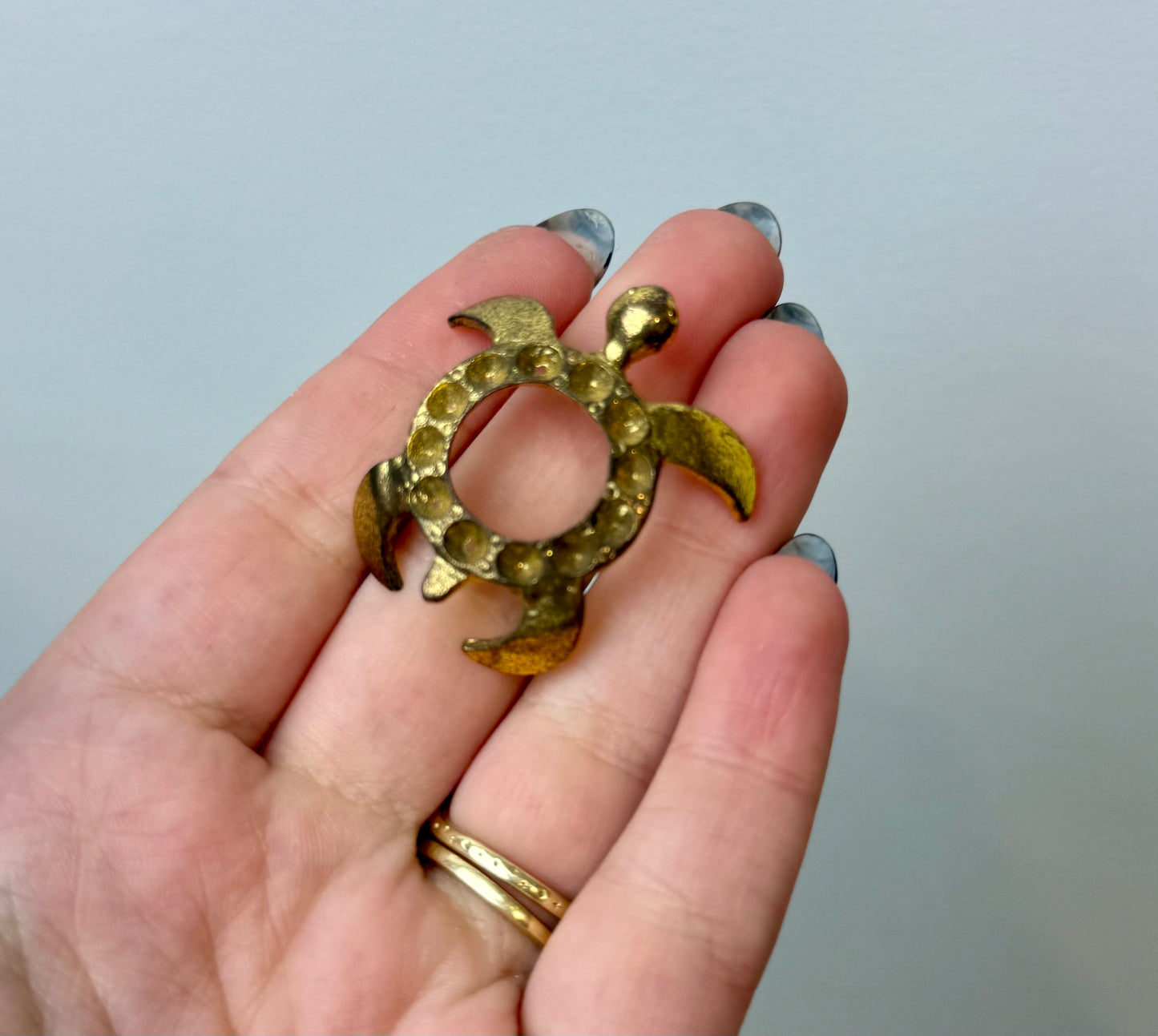 Dark gold turtle sphere stand