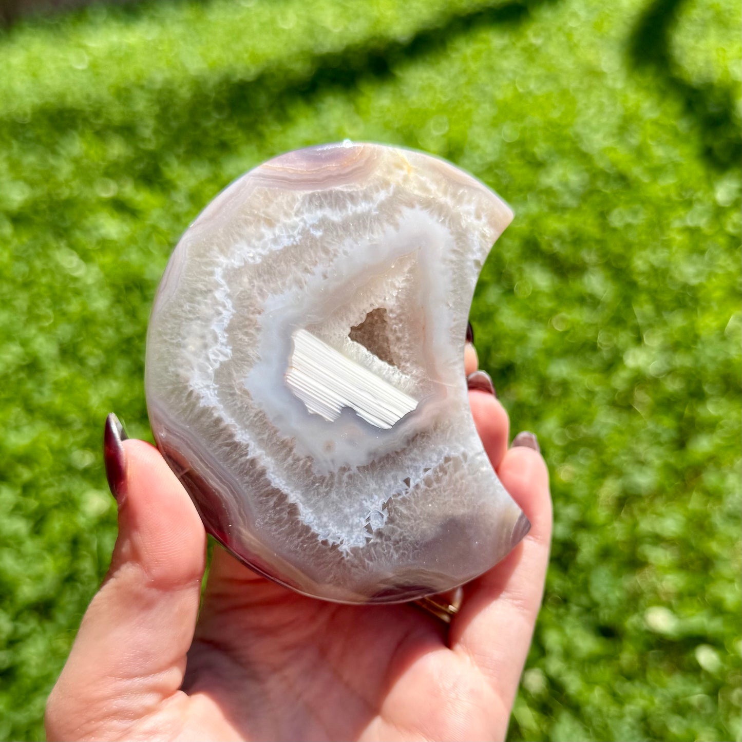 Dyed black flower agate moon carving