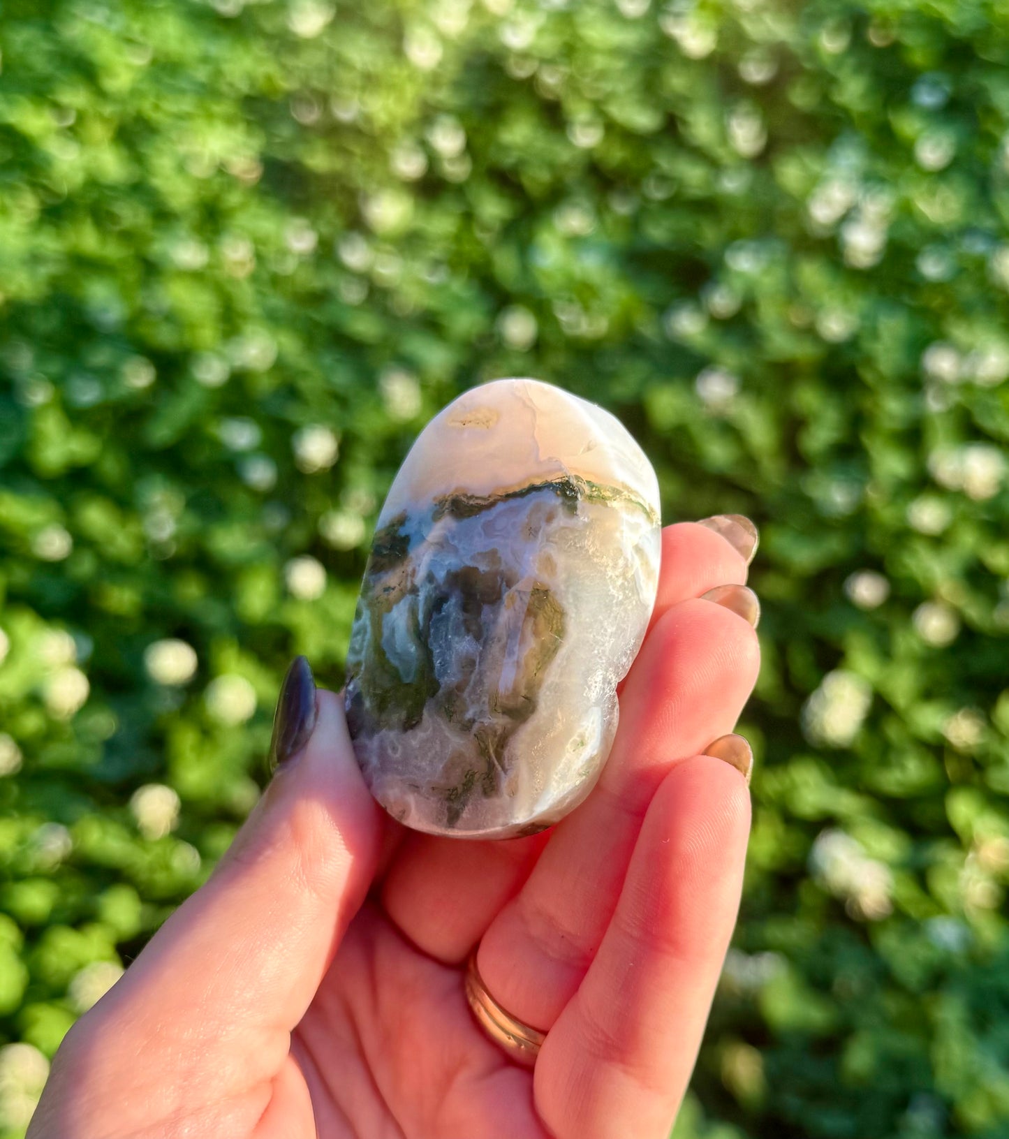 Moss agate palm stone