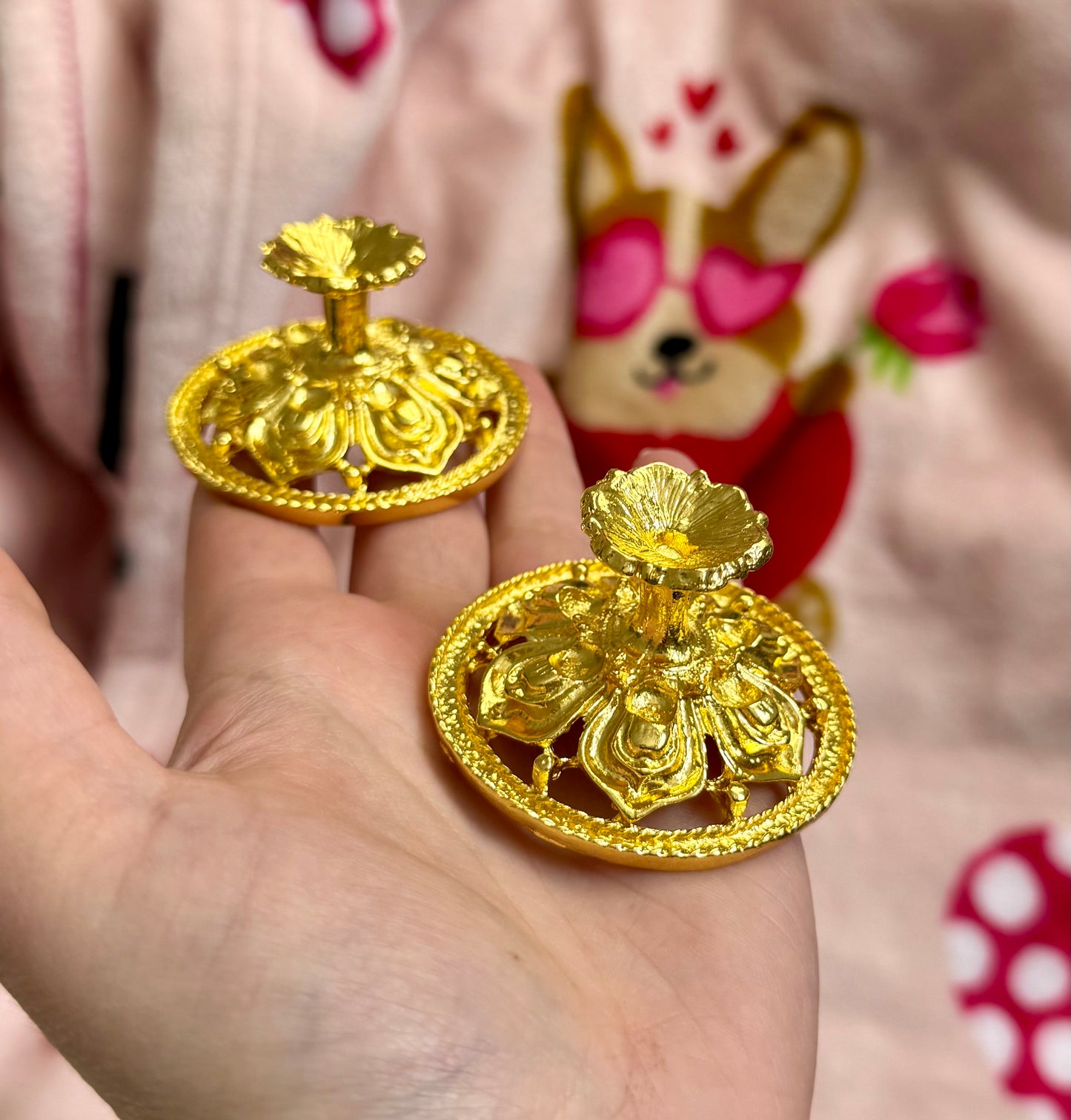 Gold flower sphere stands