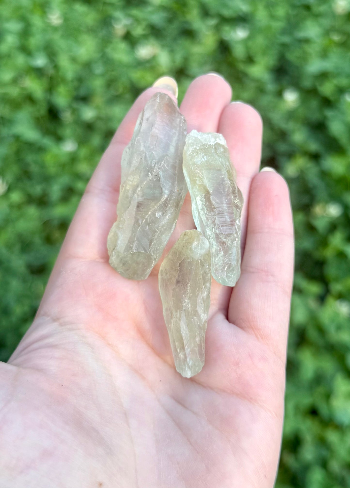 Altered green quartz prasiolite“green amethyst” raws