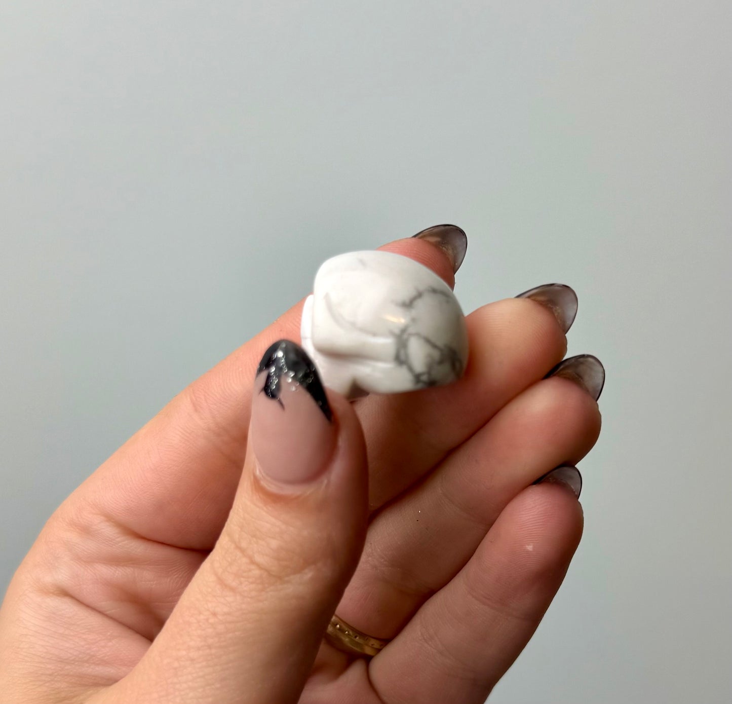Howlite skull carving