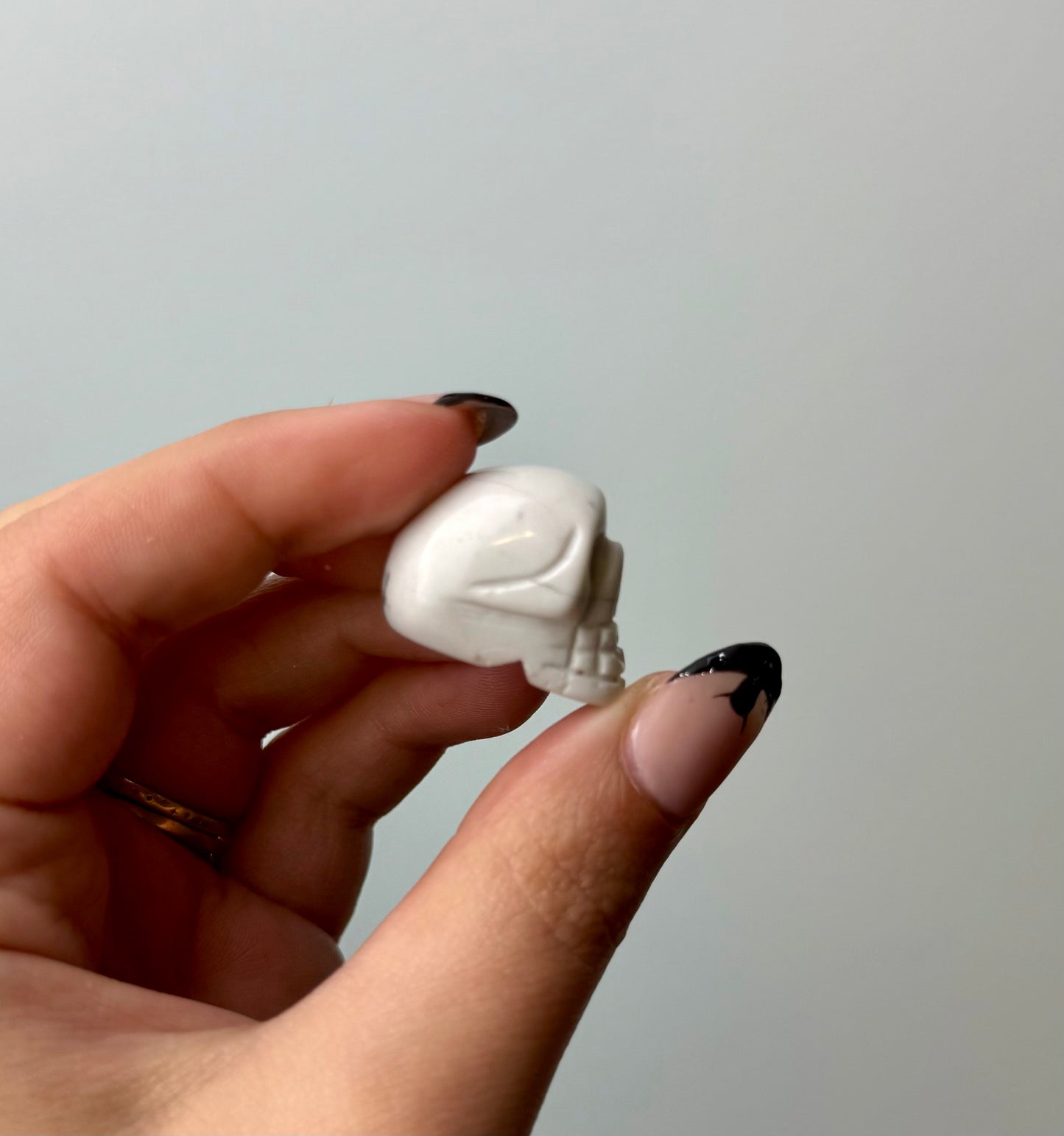 Howlite skull carving