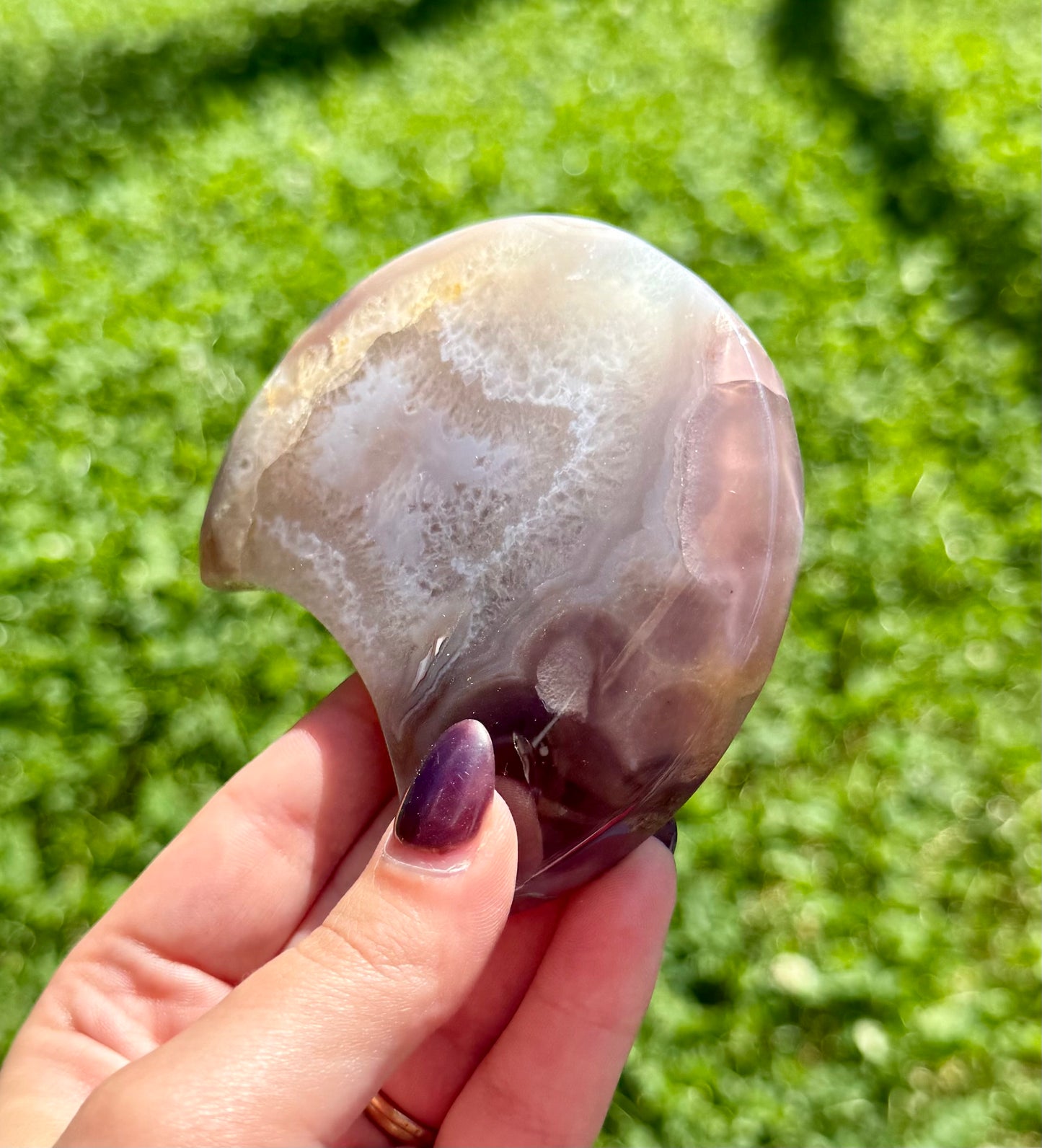 Dyed black flower agate moon carving
