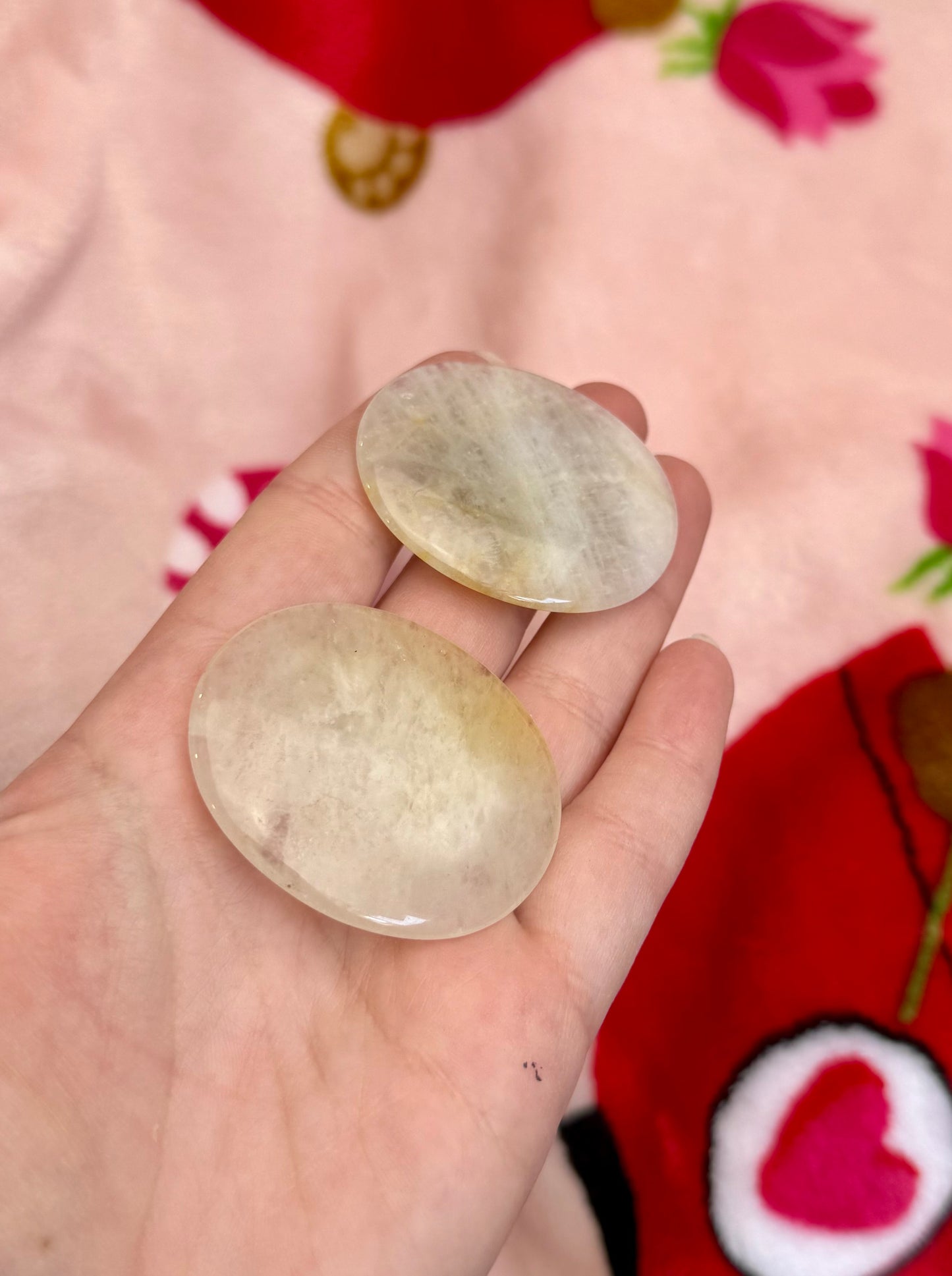 Quartz with a little golden healer flat stones