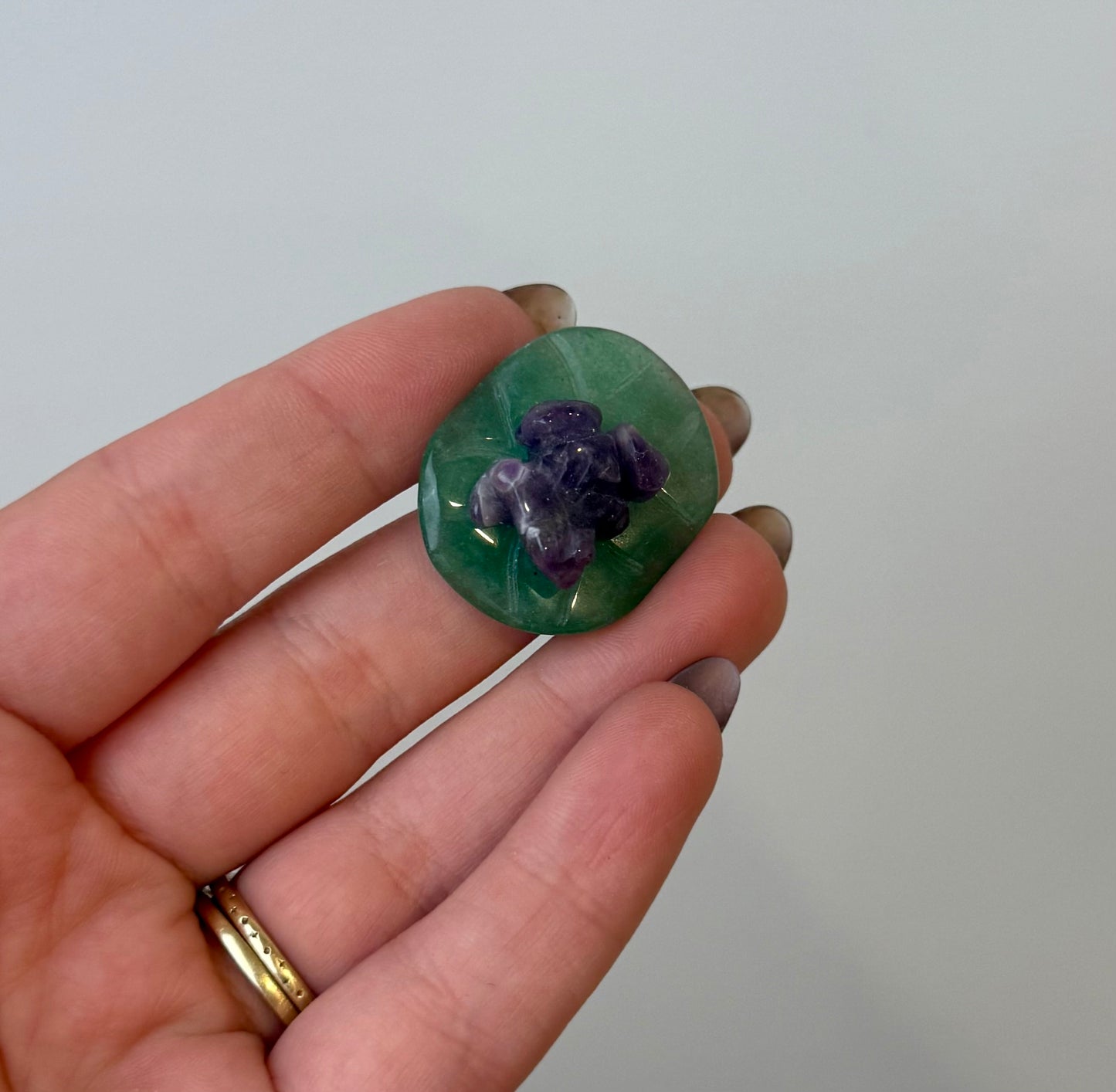 Amethyst frog on lily pad carving