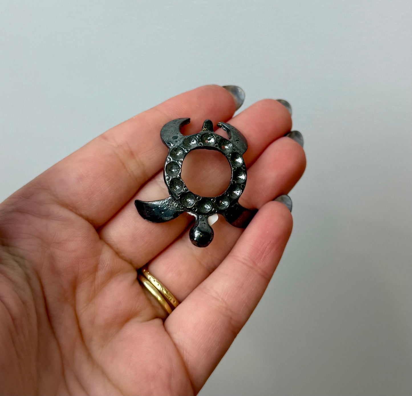 Black/gray turtle sphere stand