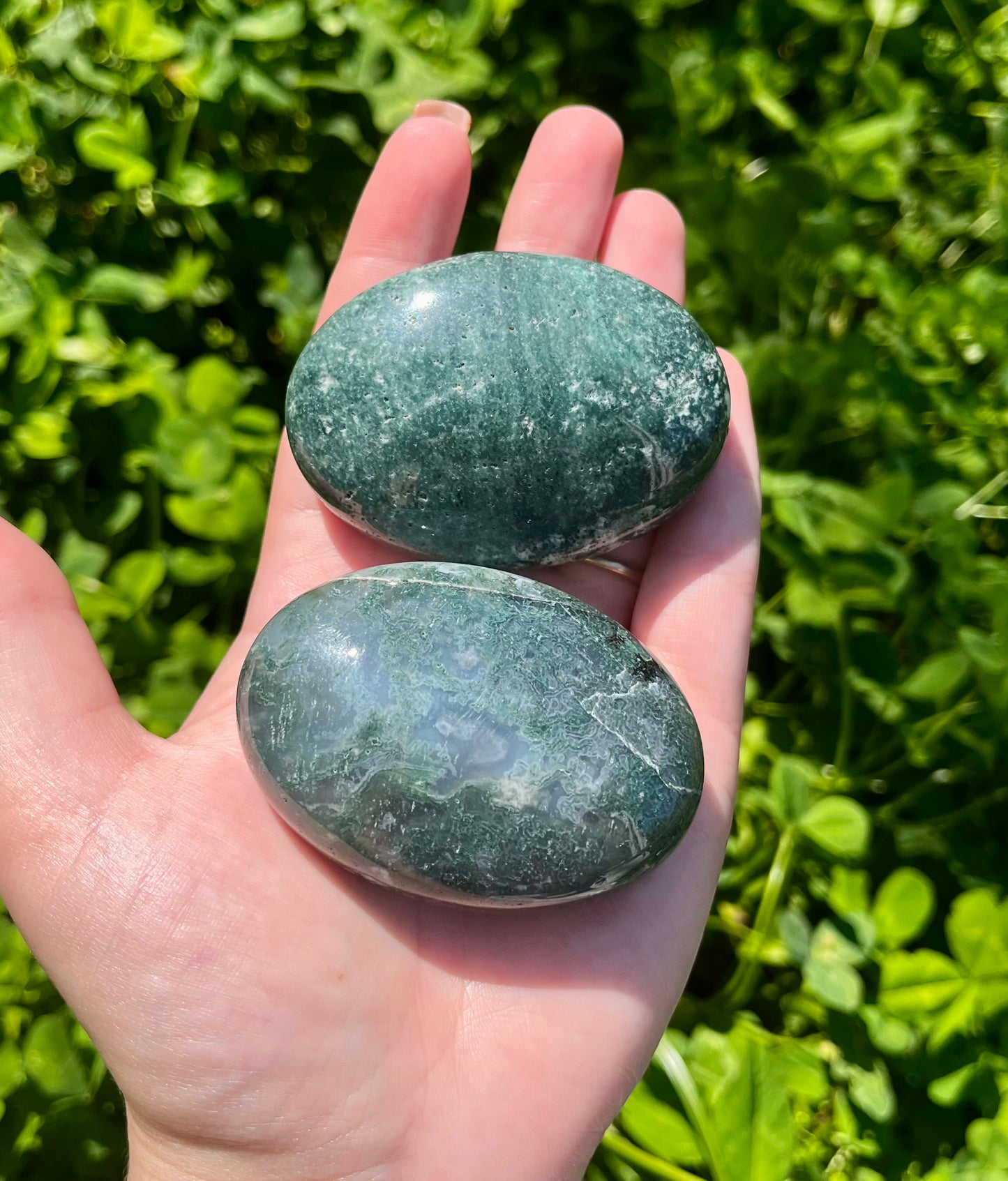 Moss agate palm stones