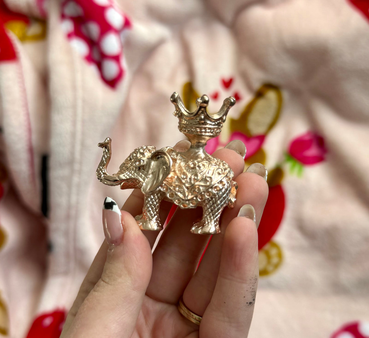 Rose gold elephant sphere stand