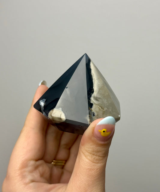 Volcano agate 3D diamond carving