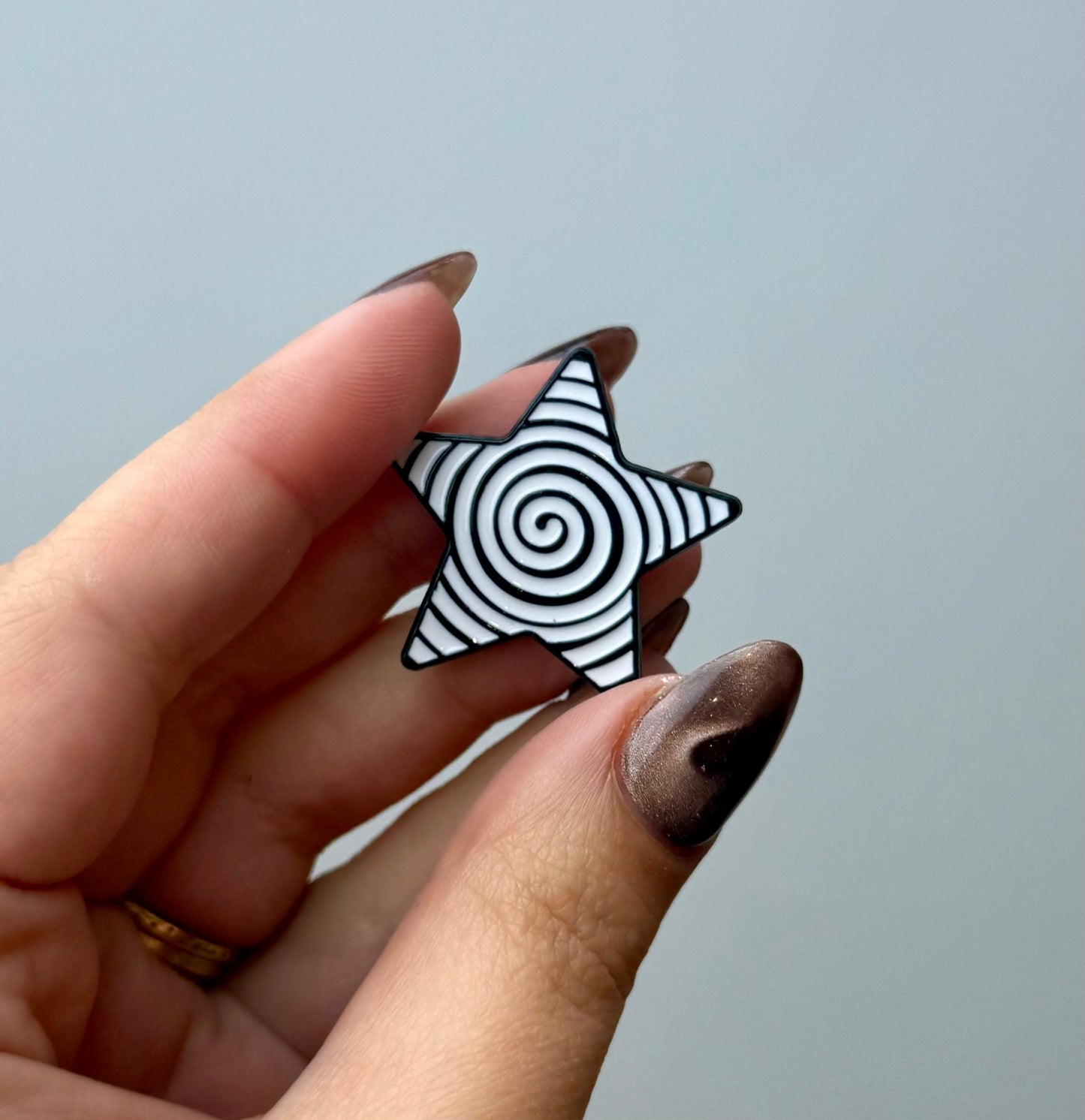 Hypnotic star enamel pin ￼