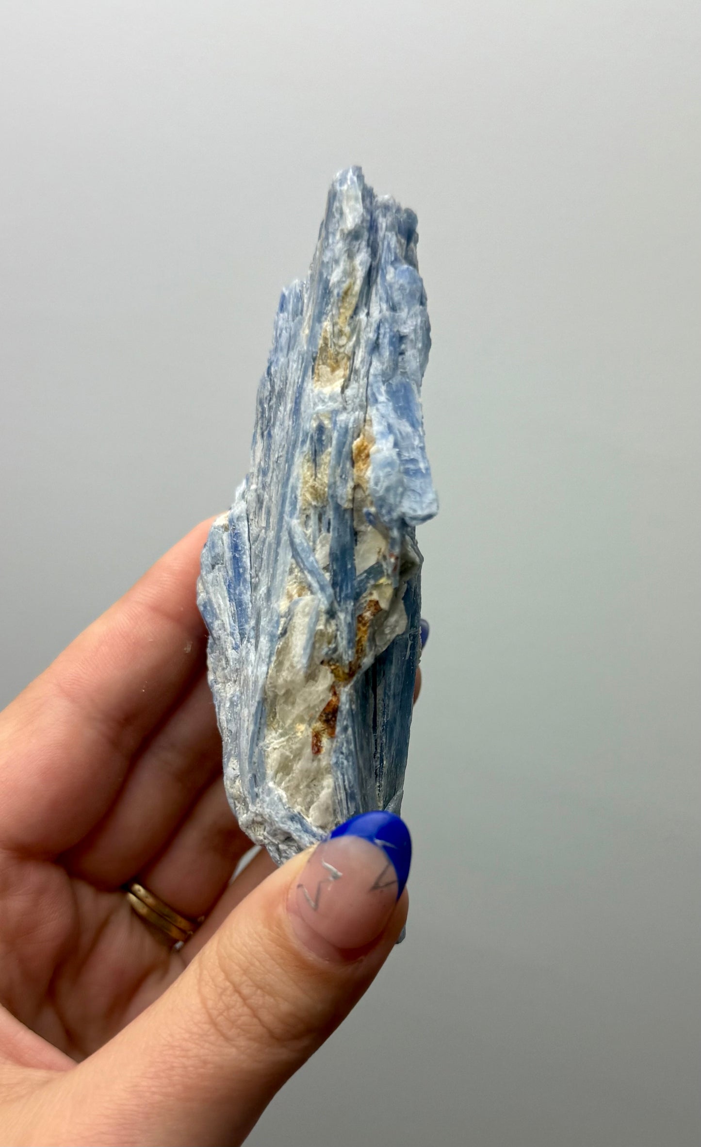 Blue kyanite specimen