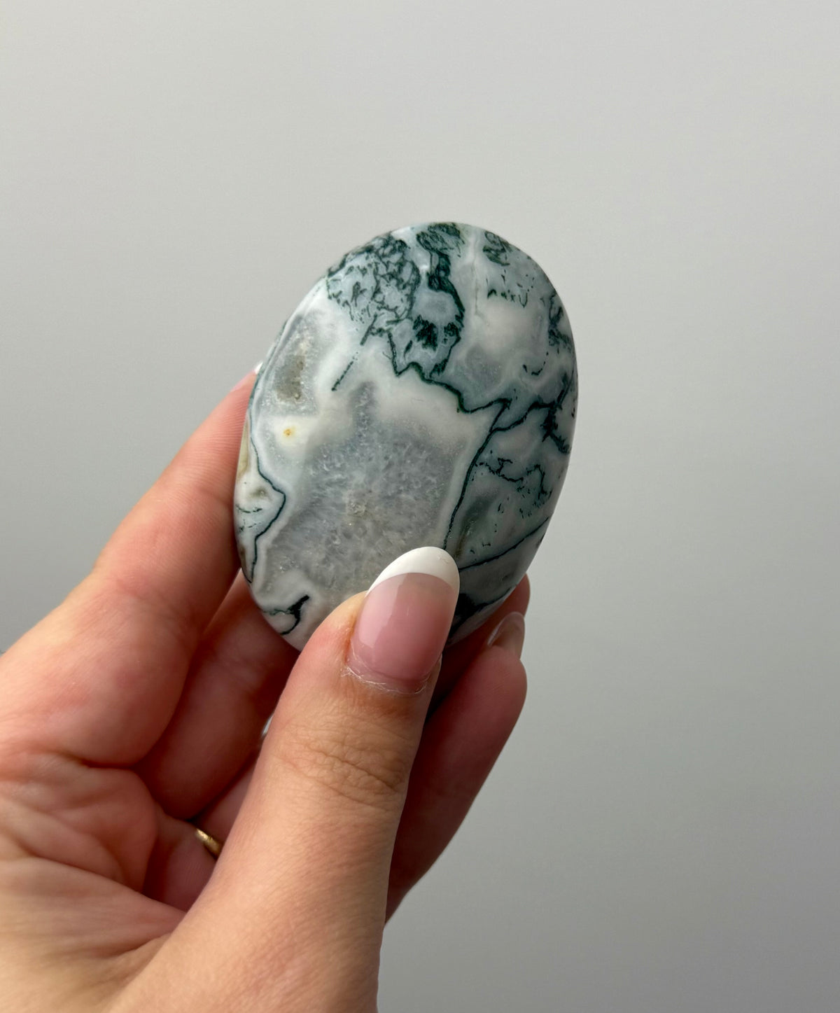 Moss agate palm stone