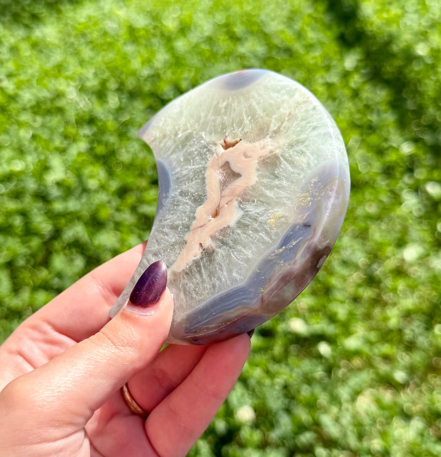 Dyed black flower agate moon carving