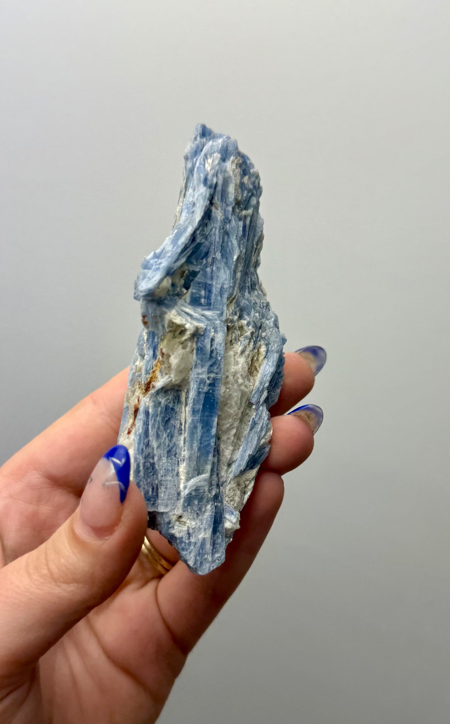 Blue kyanite specimen