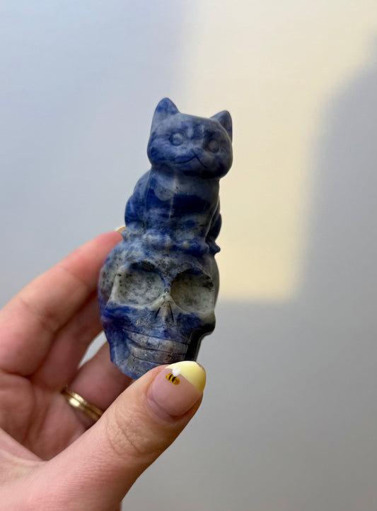 Lapis lazuli cat on skull carving