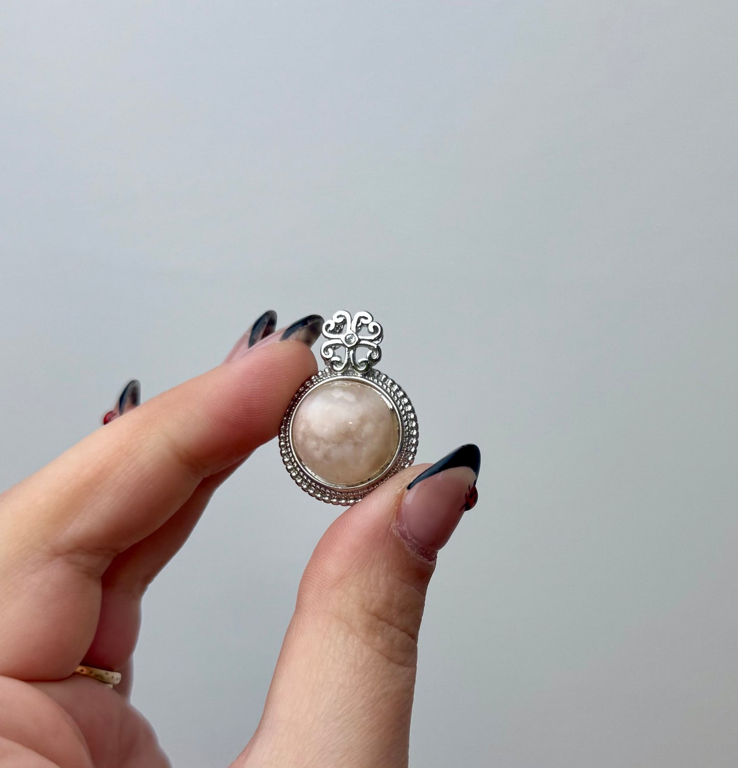 Flower agate pendant