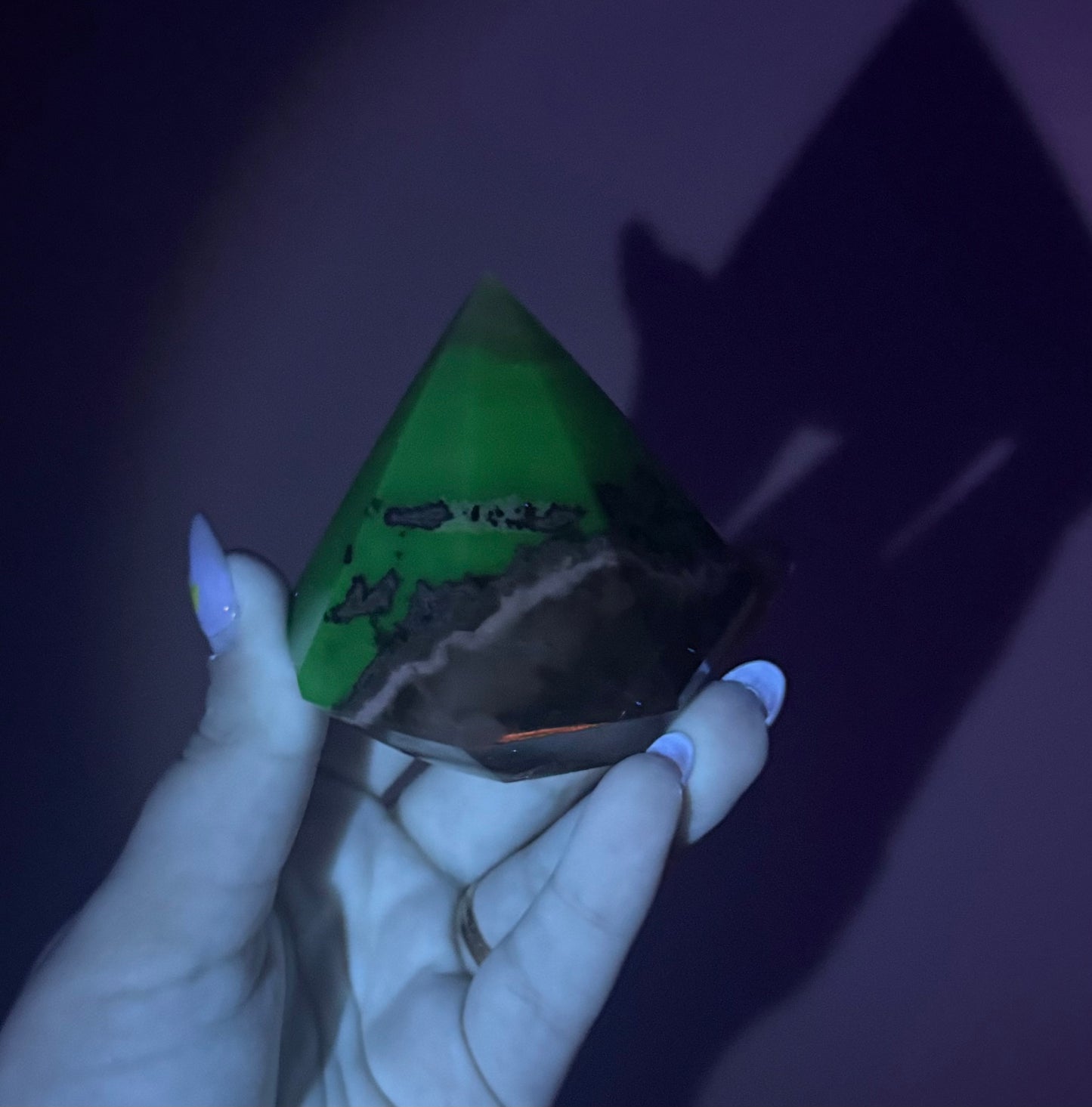 Volcano agate 3D diamond carving