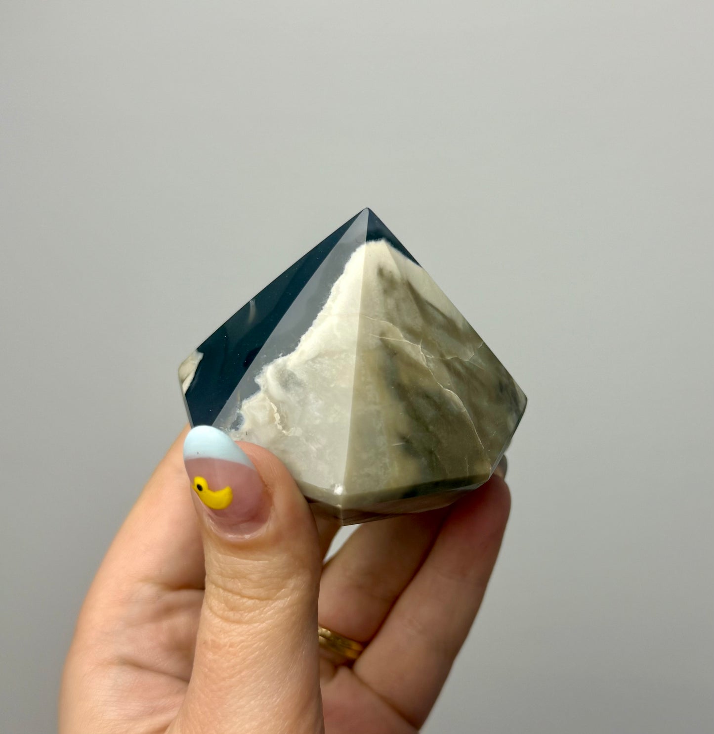 Volcano agate 3D diamond carving