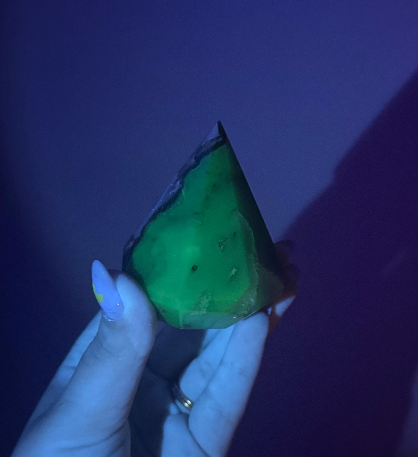 Volcano agate 3D diamond carving