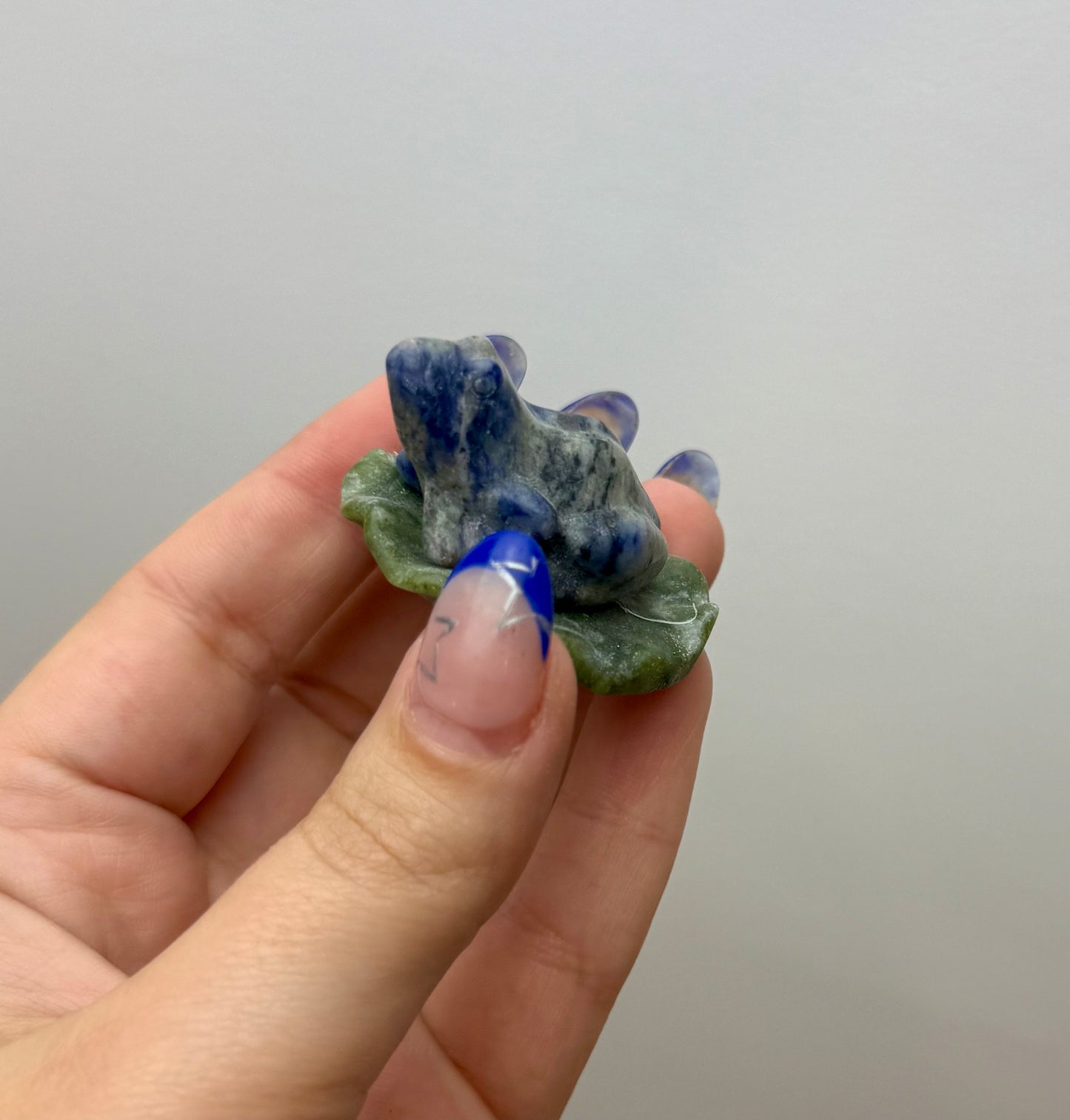 Sodalite frog on a lily pad carving
