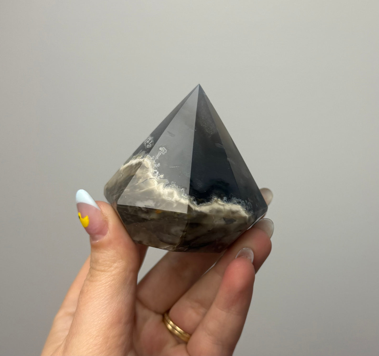 Volcano agate 3D diamond carving