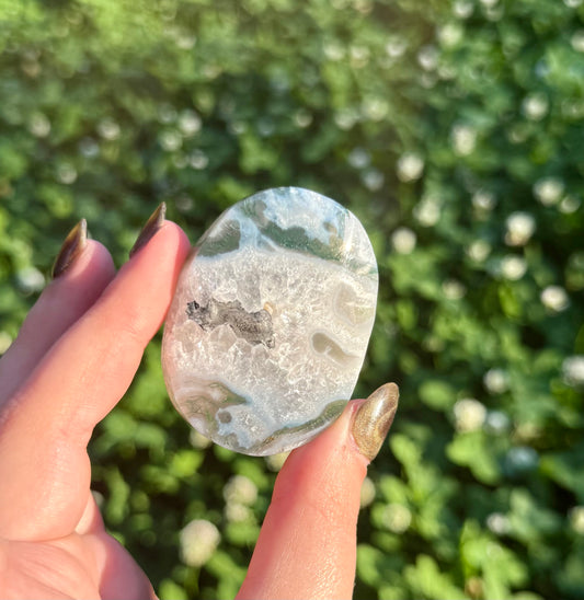 Moss agate palm stone