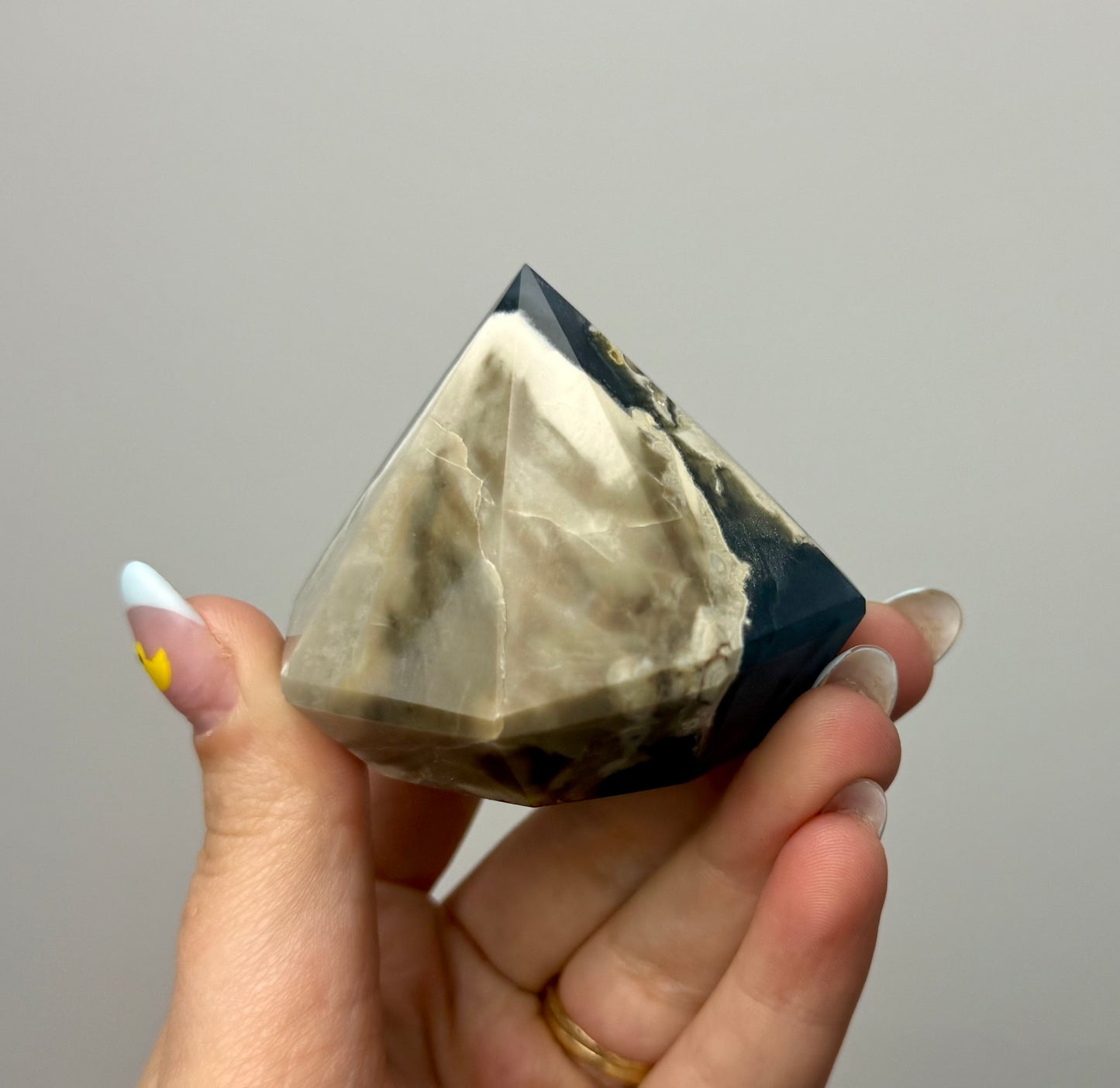Volcano agate 3D diamond carving