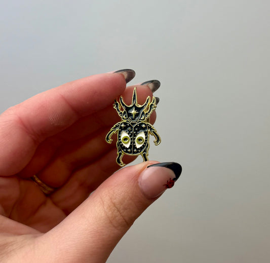 Eyes bug enamel pin