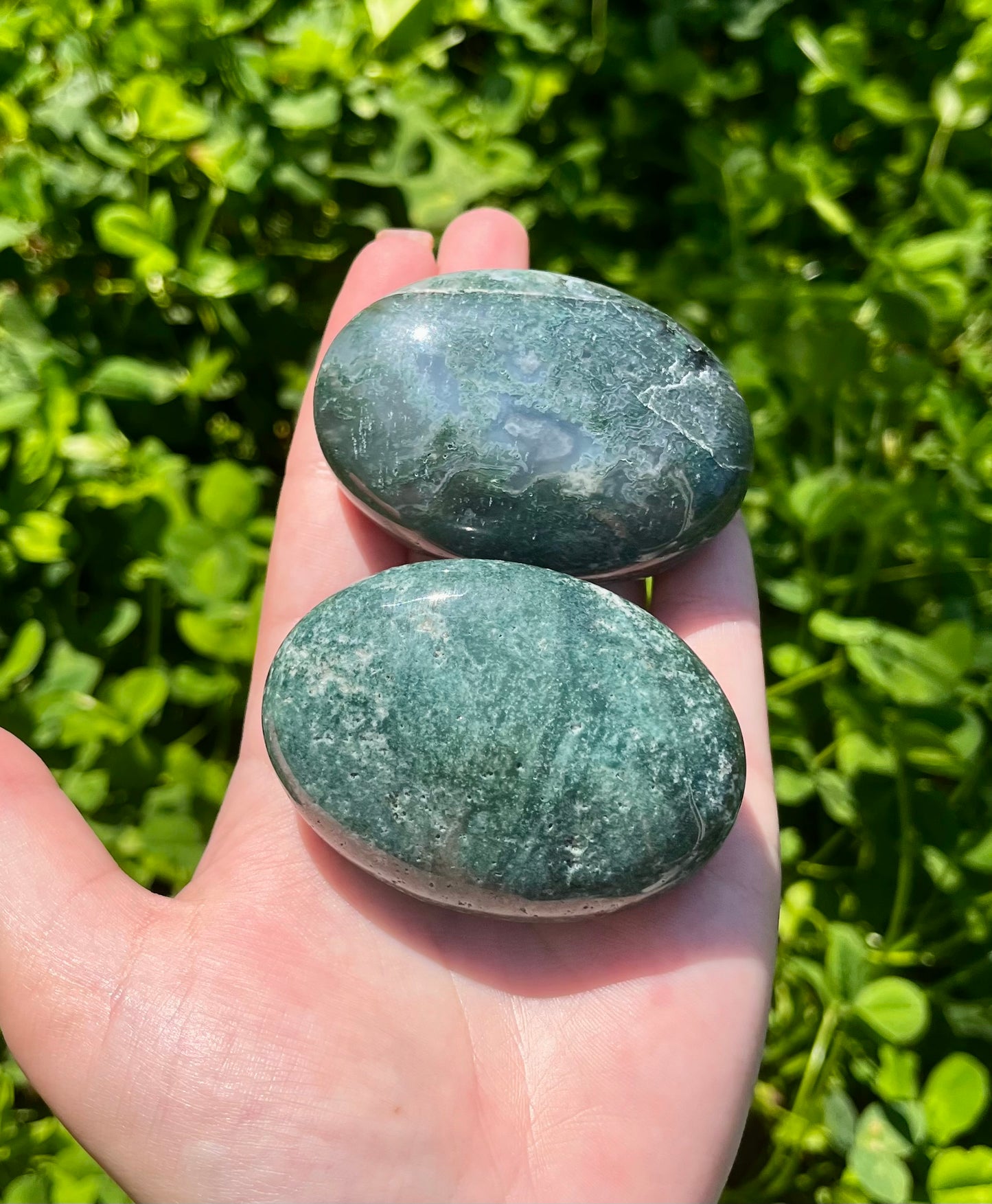 Moss agate palm stones