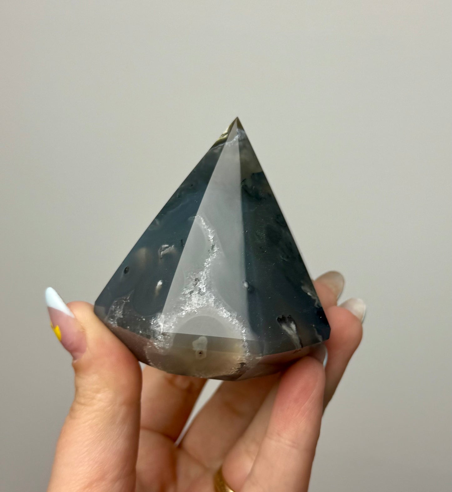 Volcano agate 3D diamond carving