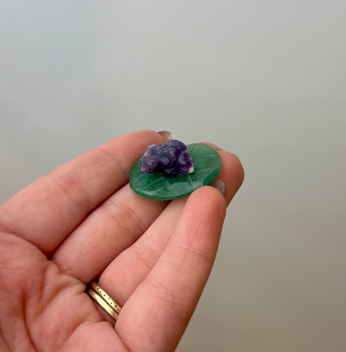 Amethyst frog on lily pad carving