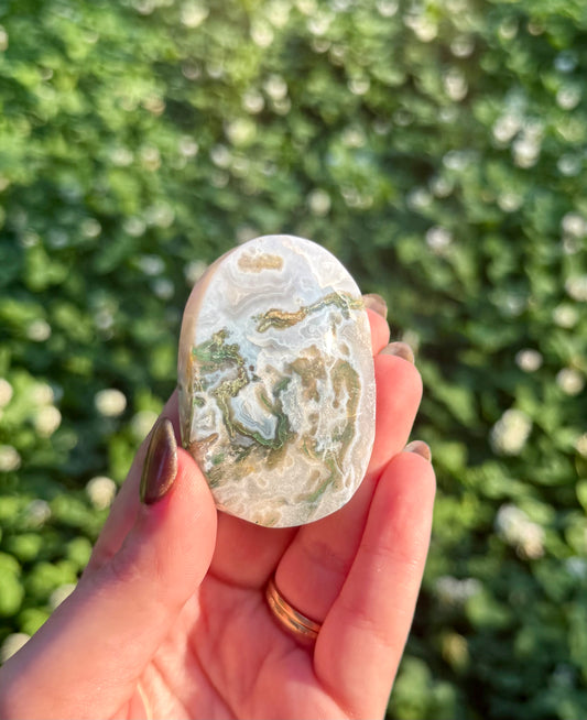 Moss agate palm stone