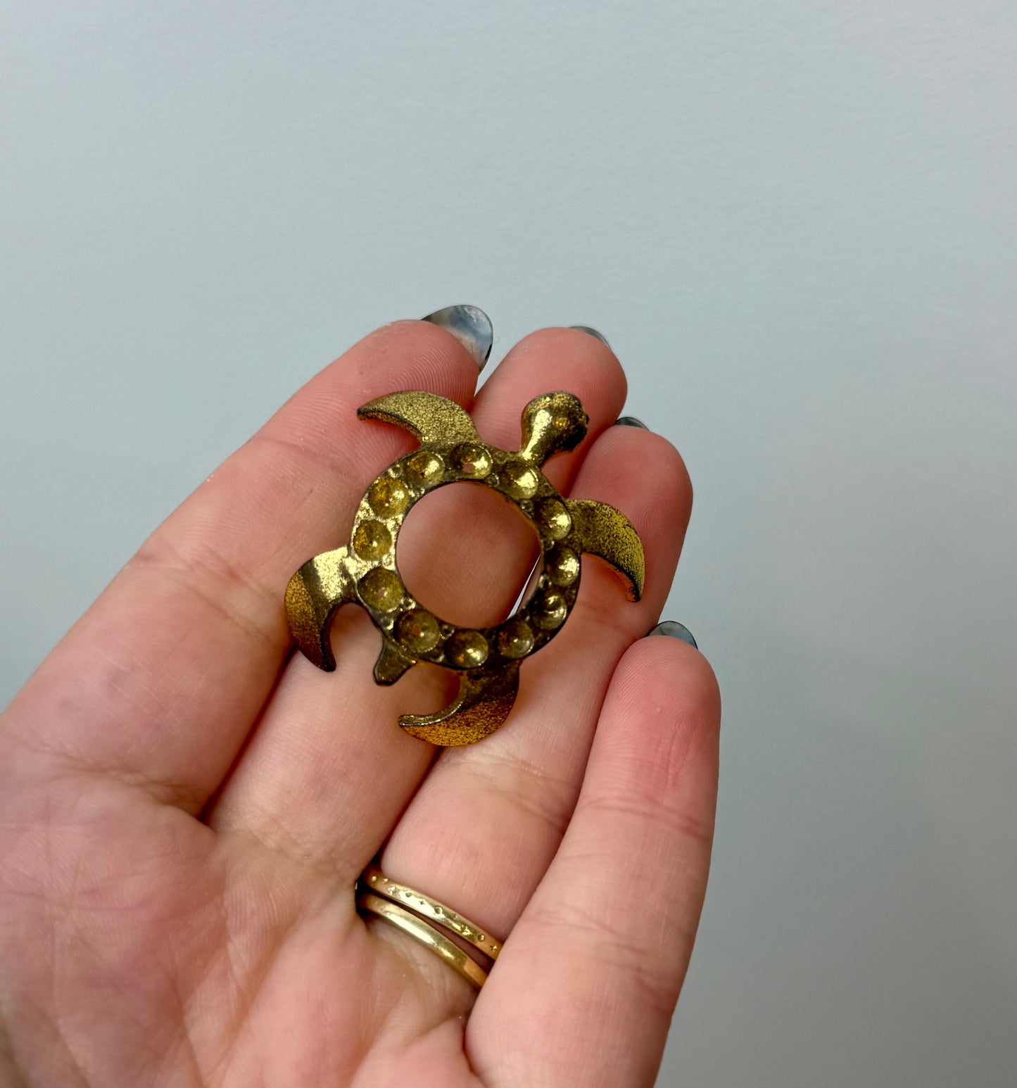 Dark gold turtle sphere stand