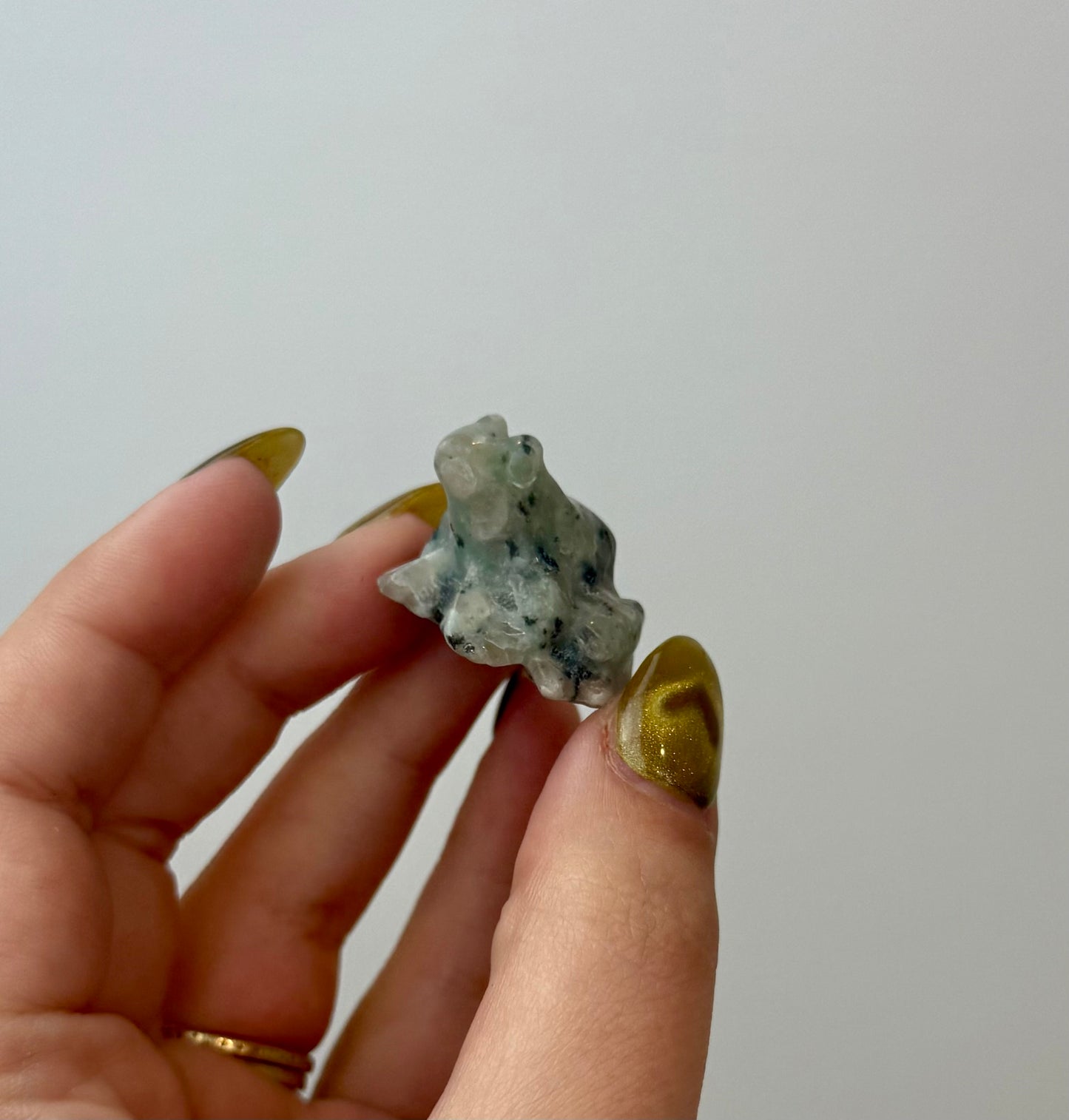 Kiwi jasper frog carving