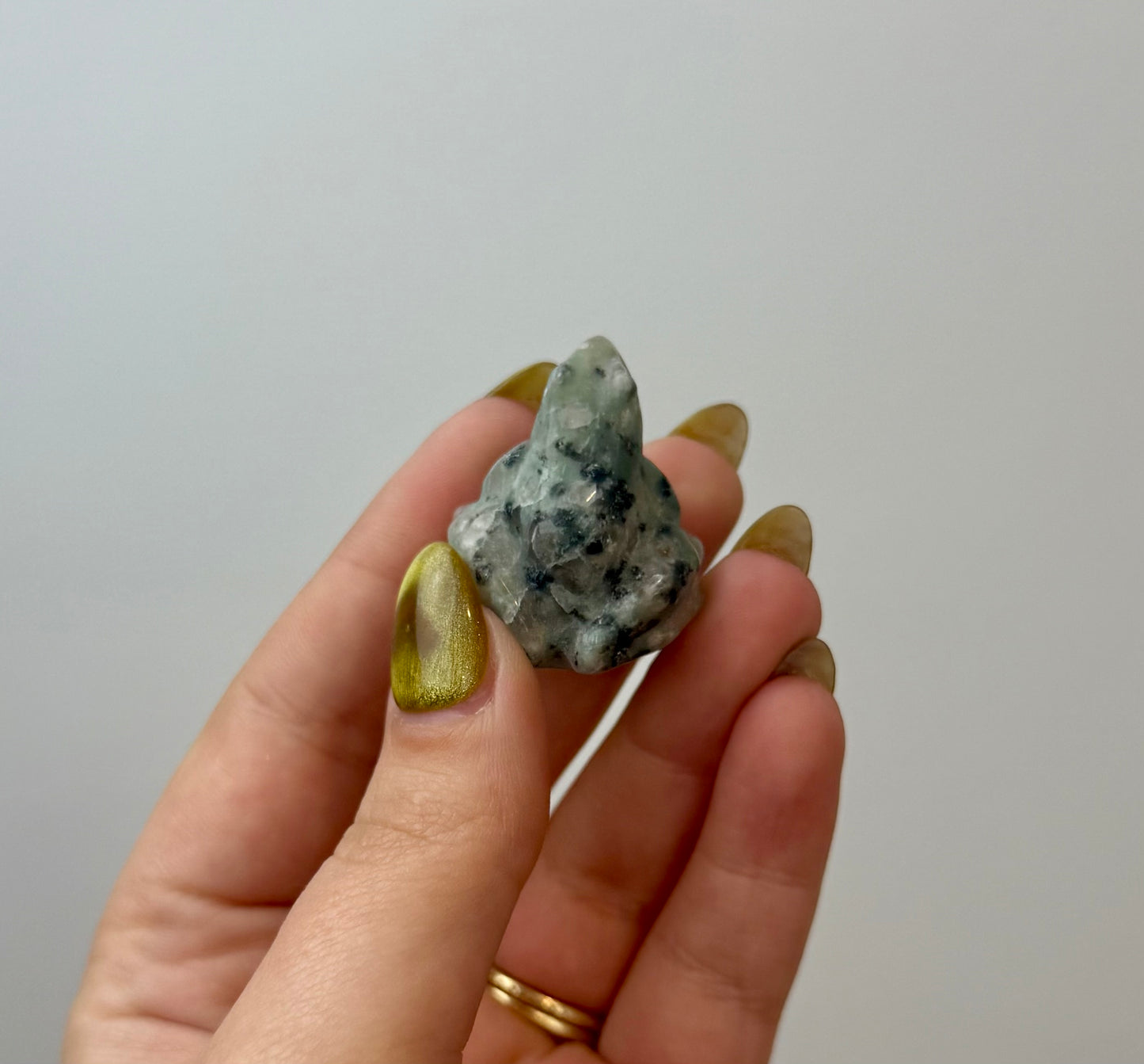 Kiwi jasper frog carving