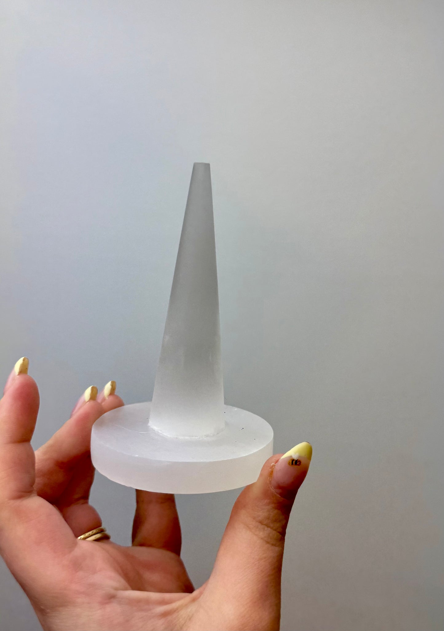 Satin spar ring holder
