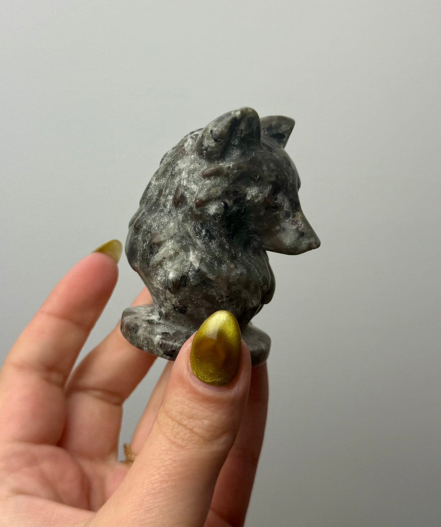 Yooperlite wolf carving