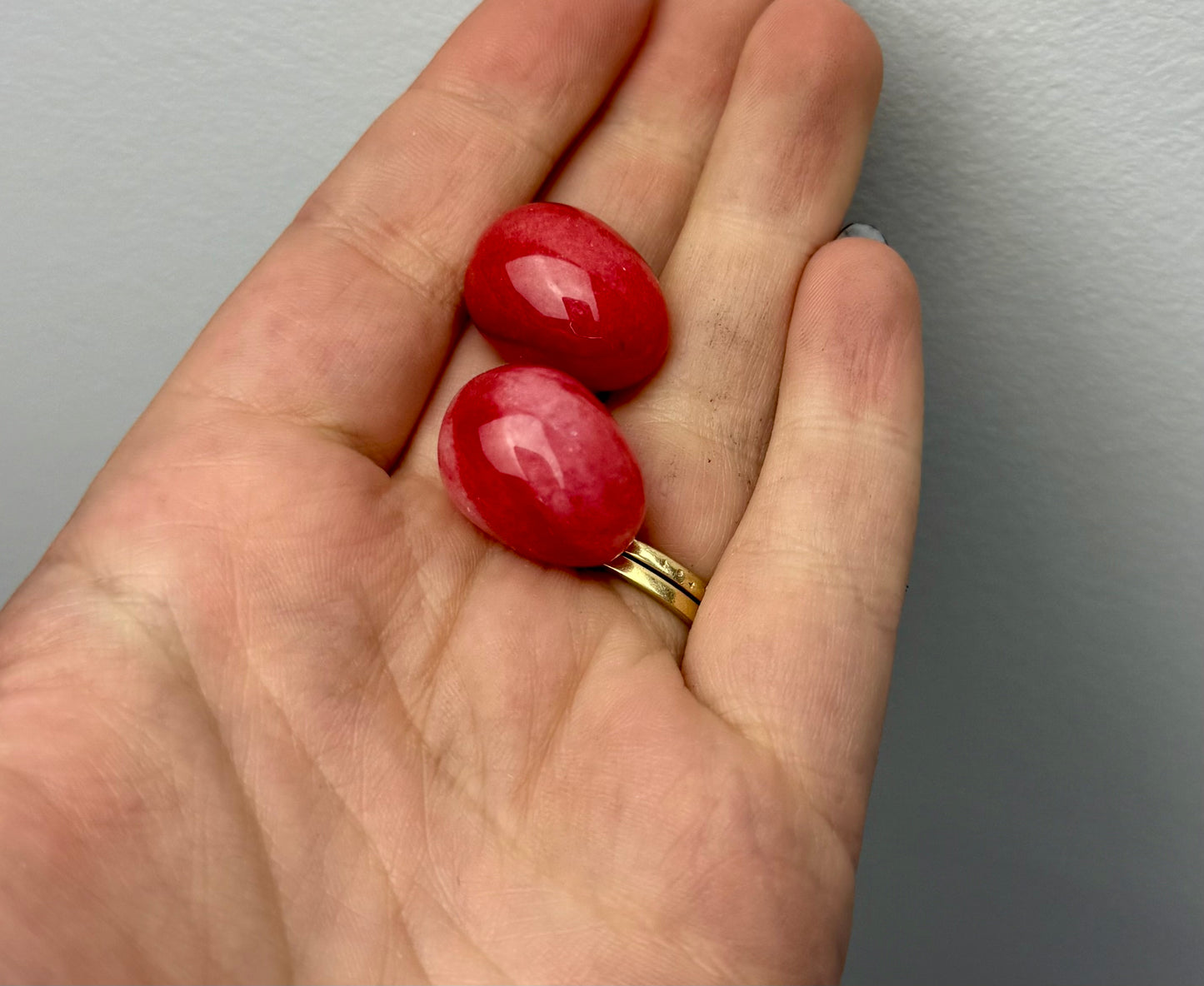 Dyed quartz mini eggs