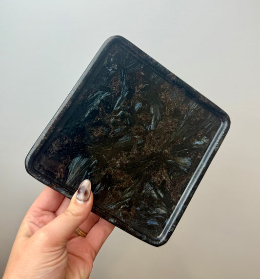 Arfvedsonite/firework stone tray