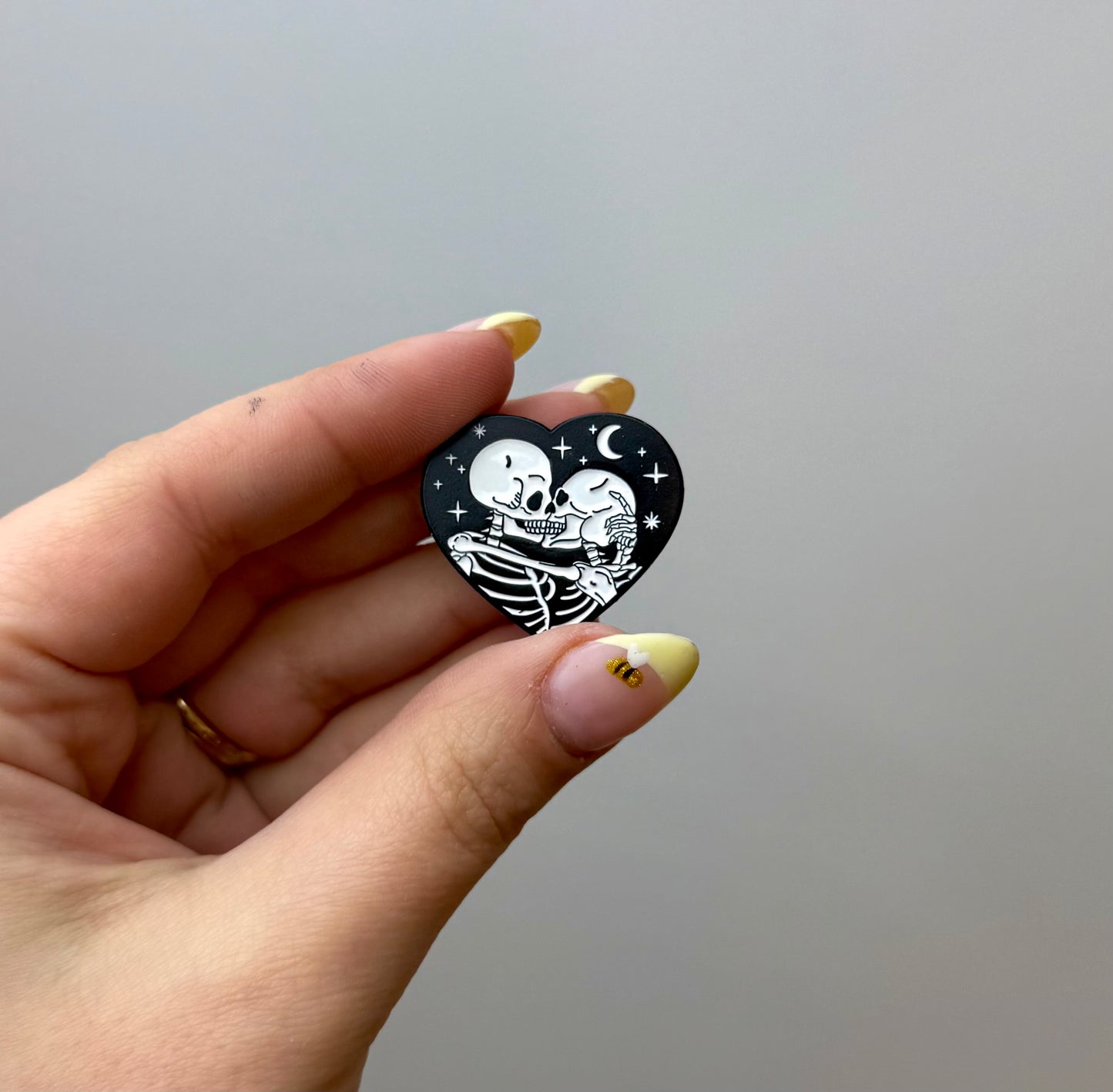 Skeletons in love enamel pin ￼