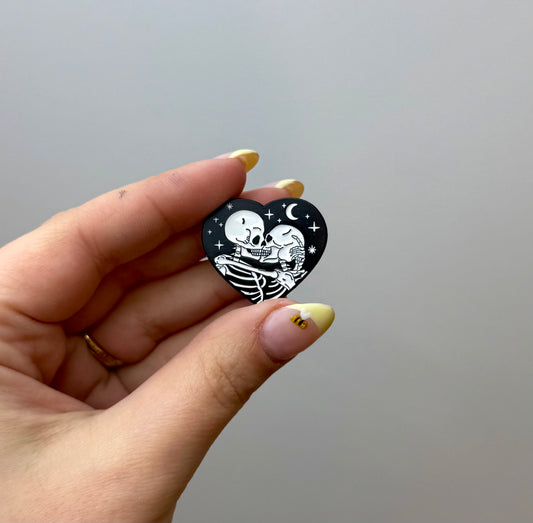 Skeletons in love enamel pin ￼