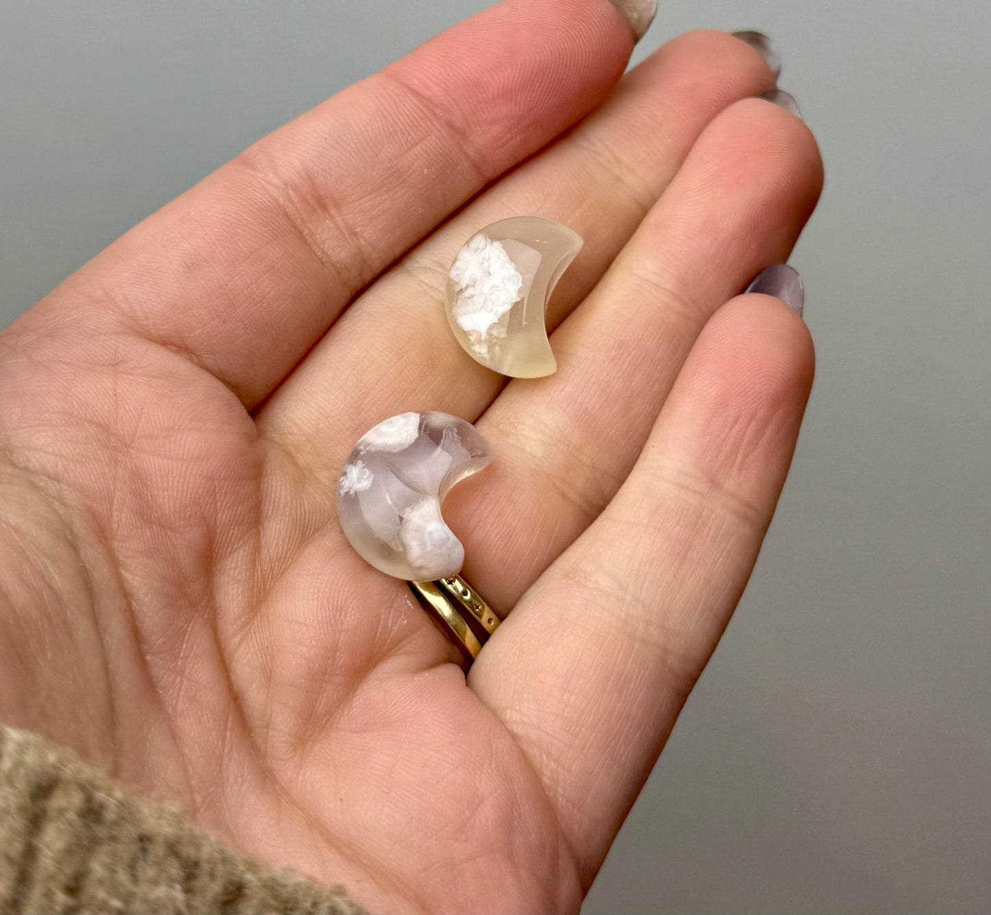 Flower agate mini moon carvings