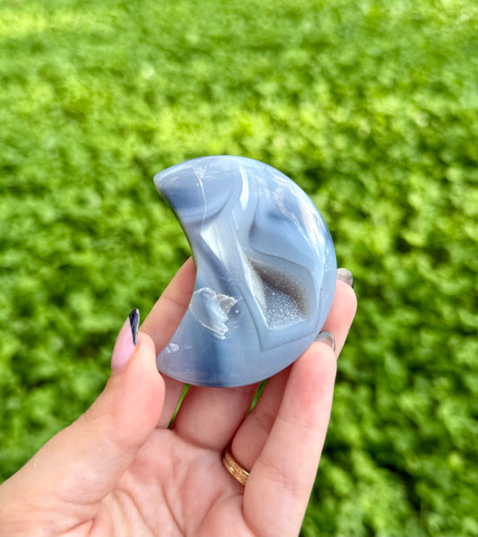 Druzy agate moon carving